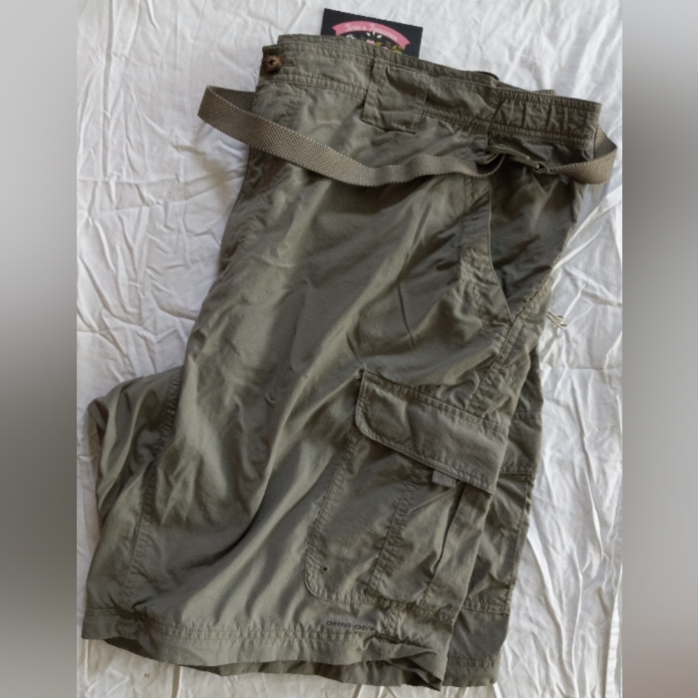 Columbia Men's Titanium  Hiking Fishing Golf Camping Omni-Shade packable shorts